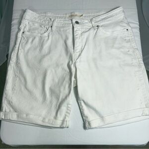 Levi’s Women’s Embroidered Cuffed Mid Rise Bermuda Shorts White Size 20